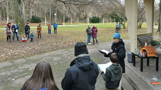 Weihnachtsgottesdienst im Stadtgarten mit Pfarrerin Christiane Braess und ihrer Familie. FOTO: MEYER