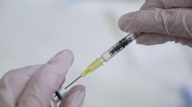 Ein Mitglied eines Mobilen Impfteams zieht den Impfstoff auf Ein Mitglied eines Mobilen Impfteams zieht den Impfstoff auf