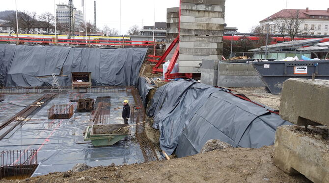 Planen bedecken die Hänge der Baugrube am Stuttgarter Tor