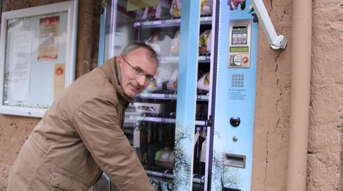 Robert Heinkel vor seinem »FruttoMat« in Dettingen, den er in einem typischen Bauernhaus eingebaut hat: Hier gibt es regionales