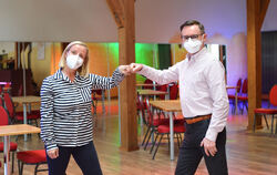 Die Tanzschulinhaber Katharina Zenke und Ralph Boden sorgen sich um ihre kleinen Schülerinnen und Schüler. Jetzt stehen Stühle a