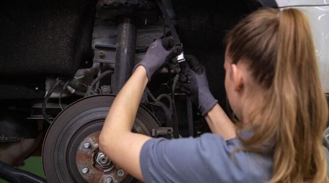 KFZ-Mechanikerin KFZ-Mechanikerin