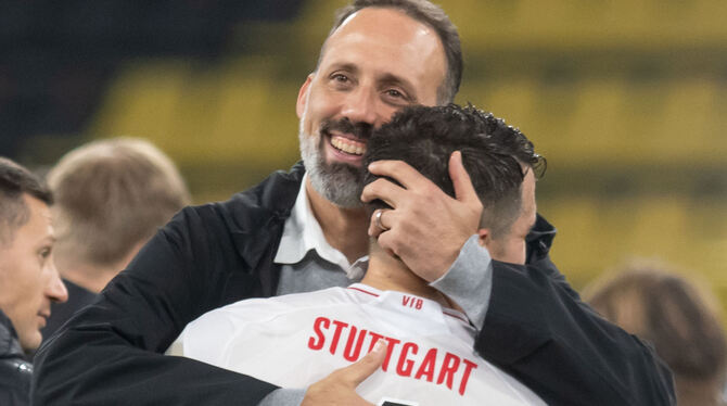 Pellegrino Matarazzo – hier umarmt er Marc Oliver Kempf – kann auf ein überaus erfolgreiches erstes Jahr als VfB-Cheftrainer zur