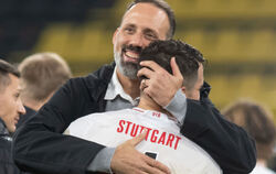 Pellegrino Matarazzo – hier umarmt er Marc Oliver Kempf – kann auf ein überaus erfolgreiches erstes Jahr als VfB-Cheftrainer zur