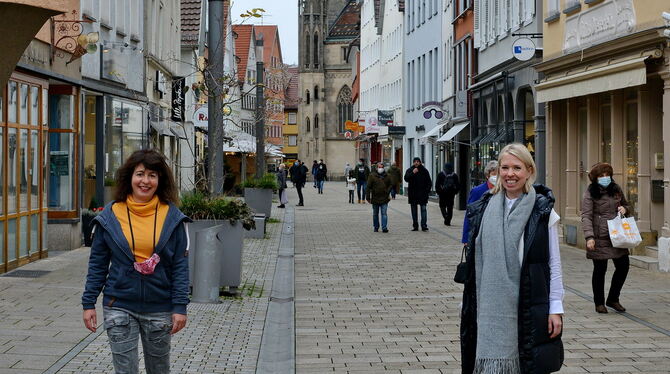 Silke Brucklacher (links) und Anja Sommer in »ihrer Straße«. Trotz Umsatzeinbußen schauen sie positiv in die Zukunft.  FOTO: NIE