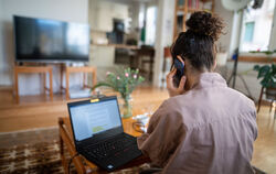 Wer viel im Homeoffice arbeitet, braucht eine gute Internetverbindung.  FOTO: GOLLNOW/DPA