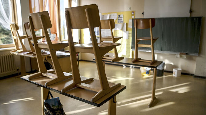 Leere Klassenzimmer: Der fehlende Kontakt zu Lehrern belastet vor allem Grundschulkinder.  FOTO: PEDERSEN/DPA