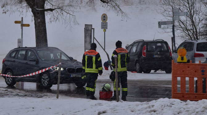 Feuerwehrleute kontrollierten die Zufahrten zu den Wintersport-Hängen rund um Genkingen.