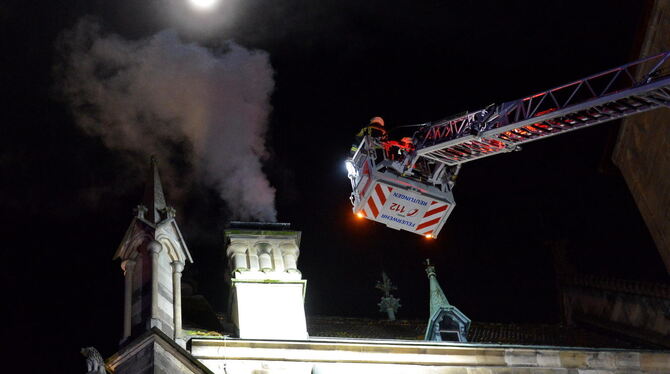 Sah gefährlich aus, war es aber nicht: Rauch am Kirchenschiff der Reutlinger Marienkirche in der Neujahrsnacht