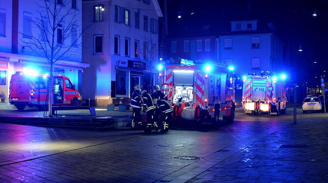 Die Feuerwehr rückte mit zahlreichen Einsatzkräften an.