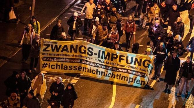 Menschen demonstrieren in Stuttgart gegen die Corona-Politik