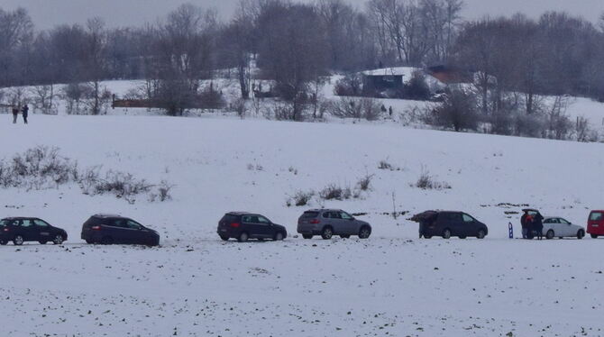 In langer Reihe parkten Schlittenfans und Langläufer an einem Feldweg zwischen Genkingen und Undingen.  FOTOS: MEYER