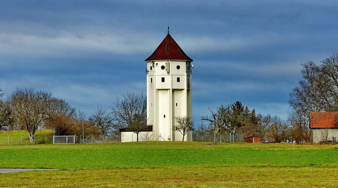 Fast hundert Jahre alt, sehr markant und näher an Degerschlacht als an Kirchentellinsfurt: der Wasserturm. FOTO: NIETHAMMER