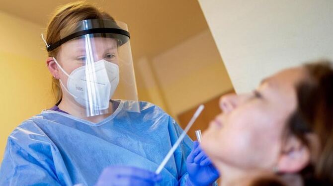 Coronavirus - 12.690 Corona-Neuinfektionen Ein Corona-Abstrich wird genommen.