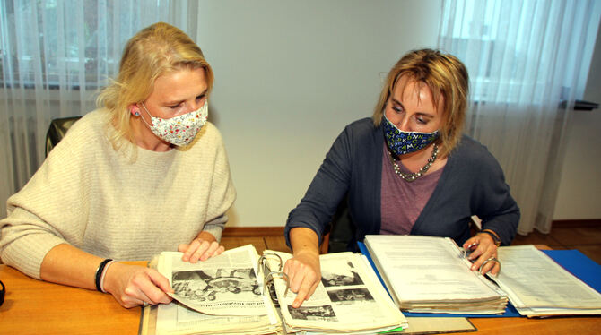 Claudia Will (links) und Anja Nußbaum schwelgen in Erinnerungen.  FOTO: LEIPPERT