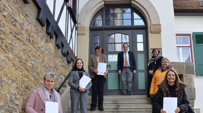 Der stellvertretende Bürgermeister Martin Fink (oben Mitte) hat Mitarbeiter der Stadt geehrt oder verabschiedet: (von links unte