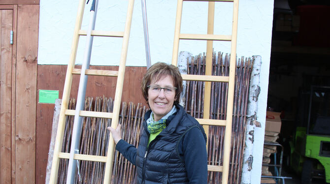 Ingrid Ertel aus Dettingen baut solche Leitern aus Holz. FOTO: OECHSNER