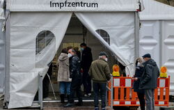 Menschen stehen vor dem Impfzentrum Tübingen an.