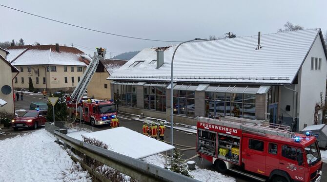 Die Feuerwehr Gomadingen wurde über Funk alarmiert, und rückte umgehend mit drei Abteilungen und drei Löschfahrzeugen aus