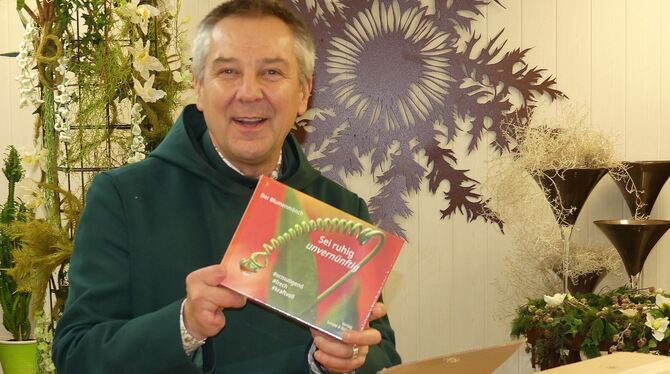 Frisch ausgepackt: Bruder Theophilos von den Dettinger Blumenmönchen möchte mit seinem ersten Buch Mut machen. "Wo du vernünftig