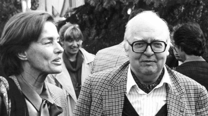 Friedrich Dürrenmatt mit seiner zweiten Frau Charlotte Kerr, aufgenommen im August 1990 in Locarno. Das Haus in Neuenburg, das d