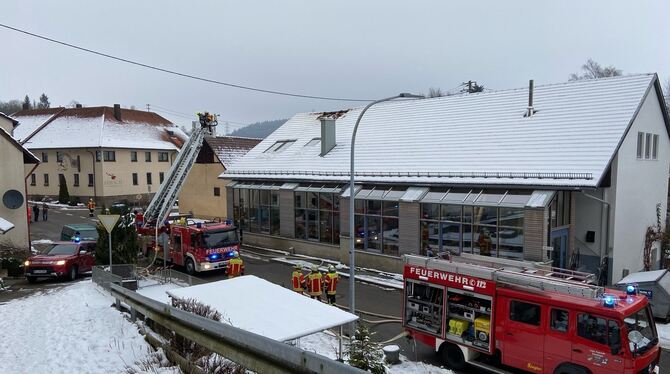 Drei Fahrzeuge aus Gomadingen plus Drehleiter aus Münsingen: Die Feuerwehr hat in Dapfen schnell und richtig reagiert.