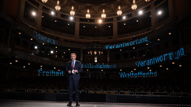 FDP-Chef Christian Lindner vor leeren Rängen des Stuttgarter Opernhauses und vor den Schlagworten, mit denen die FDP nach der Bu