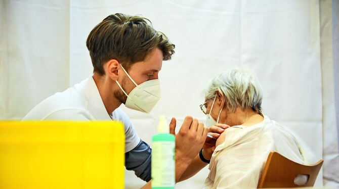 Noch läuft nicht alles rund beim Impfen. Auch nicht in den Alten- und Pflegeheimen in Stuttgart.  FOTO: LG/KOVALENKO