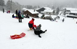 Der Skilift ist zu, gerodelt wird am Traifelberg trotzdem von so vielen Ausflüglern wie normalerweise nicht. 