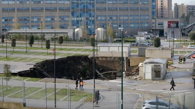 Krankenhaus-Parkplatz in Neapel eingestürzt Krankenhaus-Parkplatz in Neapel eingestürzt