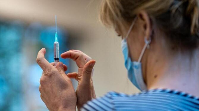 Wie ältere Menschen an die Impfung kommen: Geimpft wird nur in Heimen ...