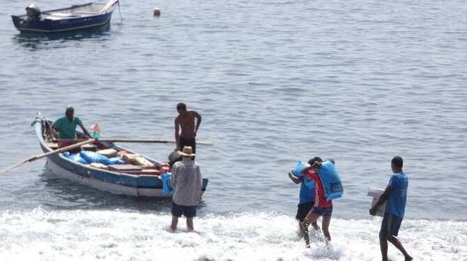 Die Hilfe kommt übers Meer: Verladen der Lebensmittel auf Boote zum Weitertransport nach Monte Trigo.