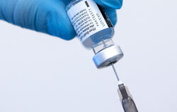 Corona, Covid-19, Impfung, Vakzine, Impfstoff, Biontech, Pfizer, Vakzin, mRNA, Krankenhaus, Spritze, Handschuhe, lby, bay