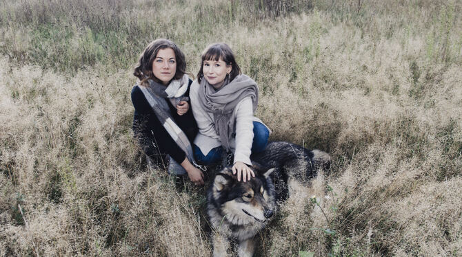 Franziska Uhl (links) und Ann Cathrin Schönrock – hier mit Schals aus Hundehaaren – wurden mit ihrem Start-up als Kreativpilotin