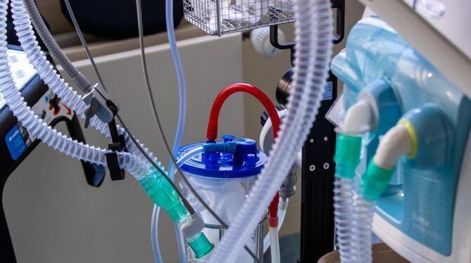 Ein Beatmungsgerät steht neben einem Bett auf der Intensivstation Ein Beatmungsgerät steht neben einem Bett auf der Intensivstation