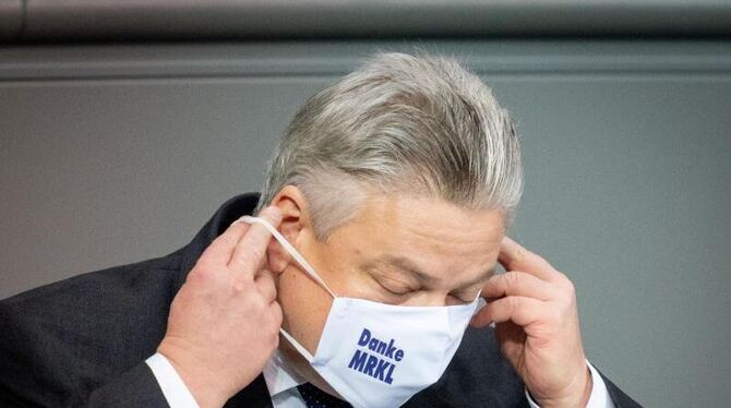 Thomas Seitz (AfD) trägt eine Maske, auf der »Danke MRKL« steht