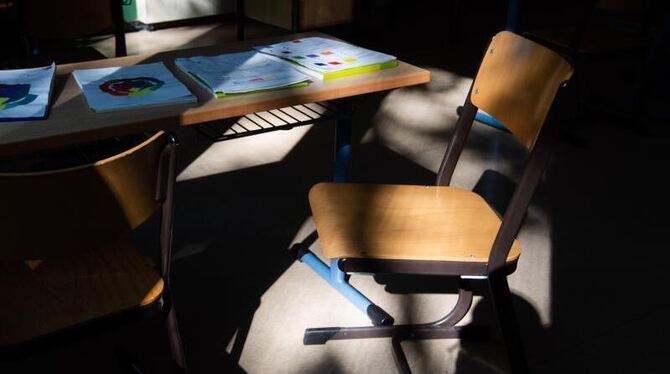 Stuhl auf Tisch in leerem Klassenzimmer