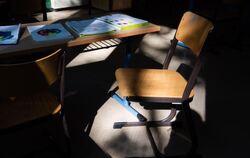 Stuhl auf Tisch in leerem Klassenzimmer