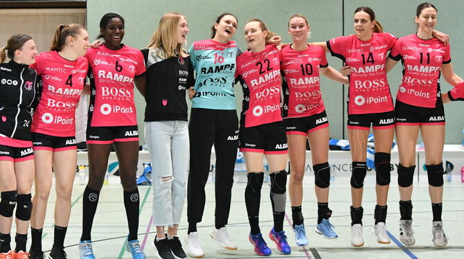 Die Metzinger Bundesliga-Handballerinnen bejubeln ihren hart erkämpften ersten Heimsieg des Jahres 2021.   GEA-FOTO: JÜRGEN MEYE