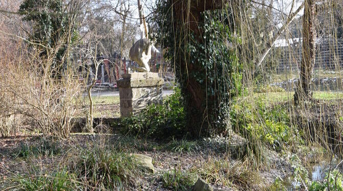 Im Anlagenpark kurz vor der »Lützel-Nymphe« des in Reutlingen geborenen Bildhauers Karl Merz ist der Mühlbach wieder sichtbar. F