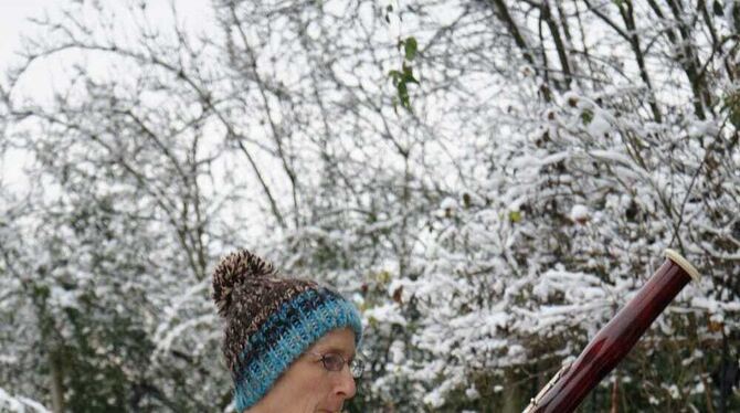 Winterfestes fagottieren: Bettina Klaffke übt für die Fagott-Challenge im Garten, da ist wenigstens Luft genug.  FOTOS: PRIVAT
