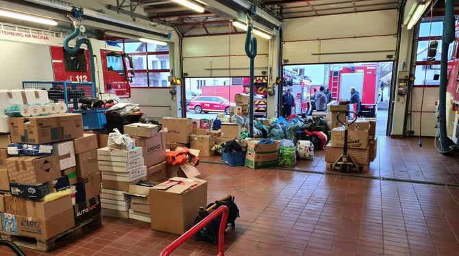 Die Rottenburger Feuerwehr half ebenfalls tatkräftig beim Spenden und Sammeln für die Erdbebenopfer mit.   FOTO: PRIVAT