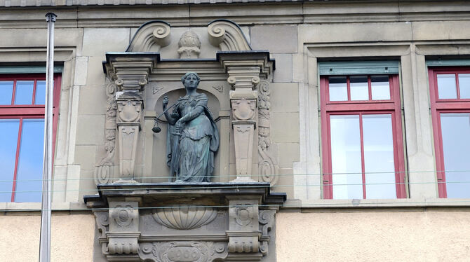 Die Statue der  Justitia am Amts-gericht Reutlingen. Justitia ist die  Personifikation für Gerechtigkeit und Rechtspflege. FOTO: