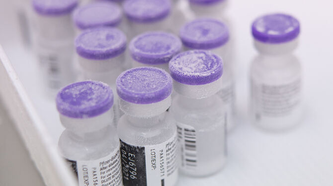 Rettung aus dem Eis: Ampullen des Corona-Impfstoffs von Biontech und Pfizer werden in der Apotheke der Tübinger Uniklinik bis zu