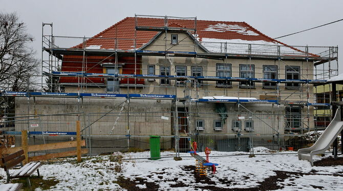 Das Dorfgemeinschafts- und Vereinshaus in Pliezhausen, das Alte Schulhaus am Schillerplatz, wird noch umgebaut, auch das Dach is