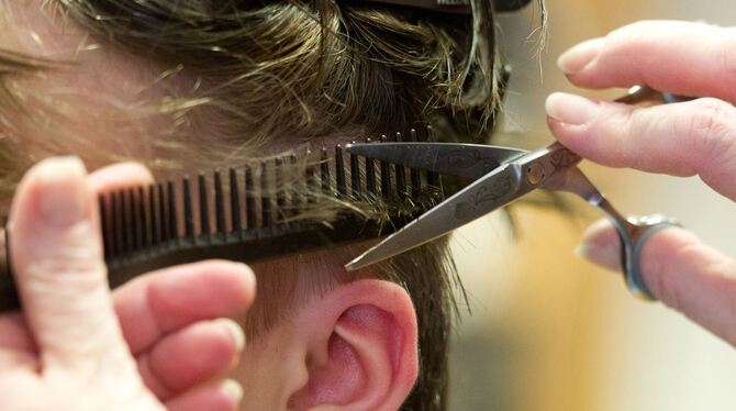 Friseure dürfen derzeit keine Haare schneiden. Auch Hausbesuche sind nicht erlaubt.