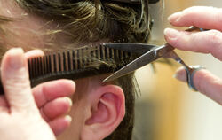 Friseure dürfen derzeit keine Haare schneiden. Auch Hausbesuche sind nicht erlaubt.