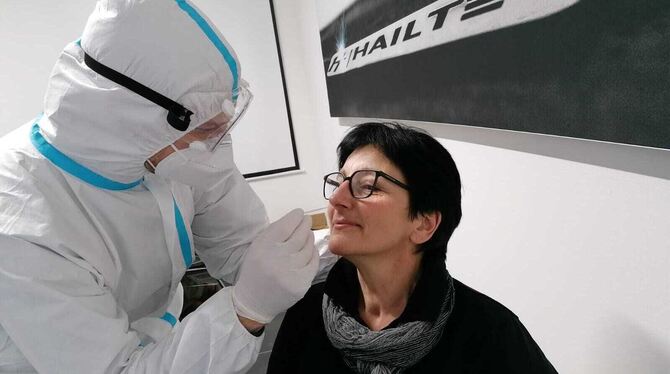 Das DRK Engstingen-Hohenstein bietet Covid-19-Schnelltests an. Sieglinde Baisch lässt sich testen. Alles wird dokumentiert. FOT Das DRK Engstingen-Hohenstein bietet Covid-19-Schnelltests an. Sieglinde Baisch lässt sich testen. Alles wird dokumentiert. FOT