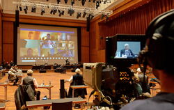 Mit Teilnehmern  in der Reutlinger Stadthalle, im Tübinger Rathaus und im Homeoffice:   Erstmals tagten Reutlinger und Tübinger