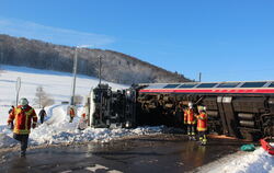 Zugunglück: Lastwagen und Triebwagen stoßen bei Marbach zusammen